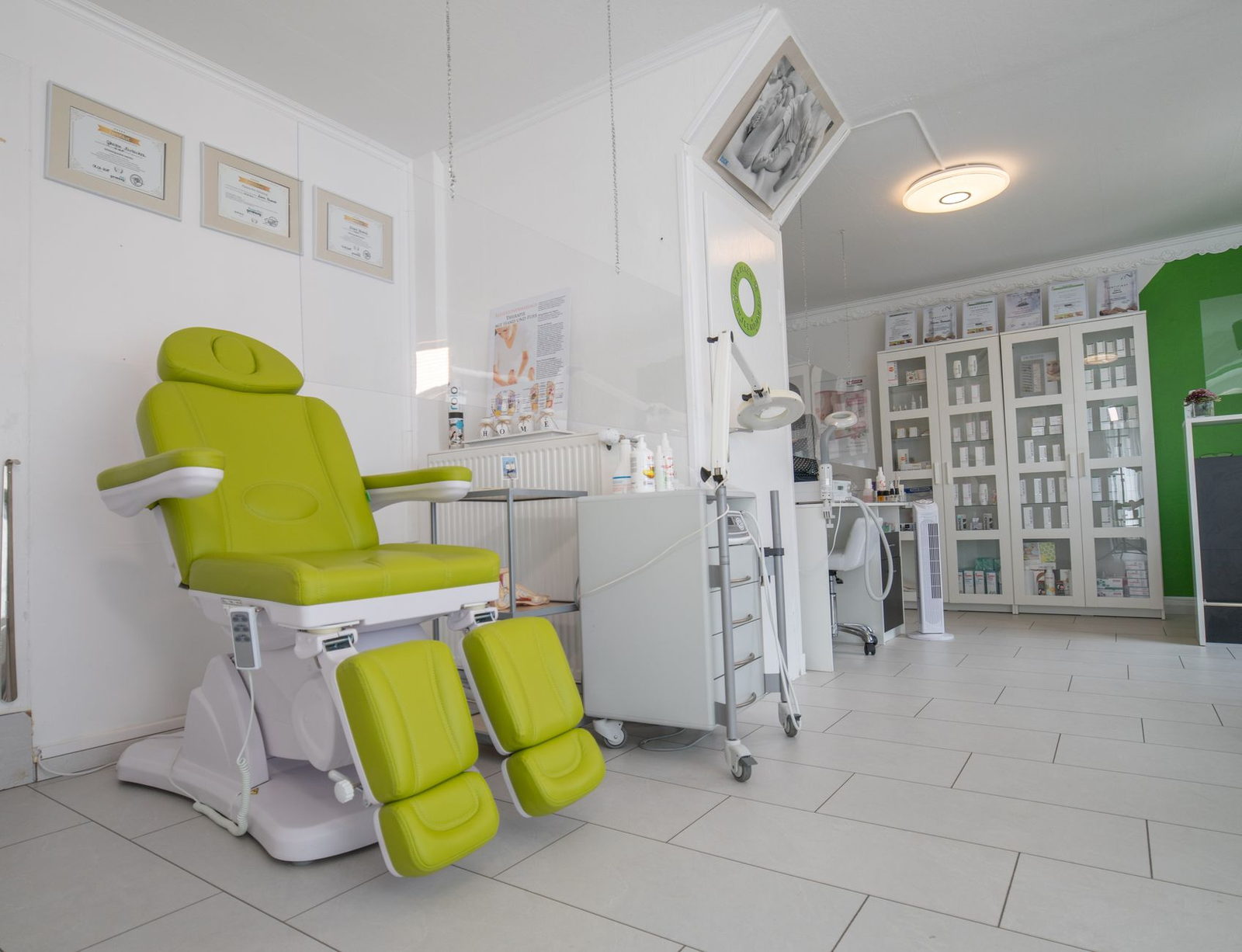 Box de atención podológica con sillón clínico y material esterilizado