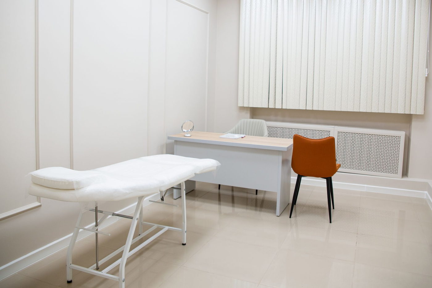 Box de atención de la consulta podológica, con sillón clínico y material esterilizado